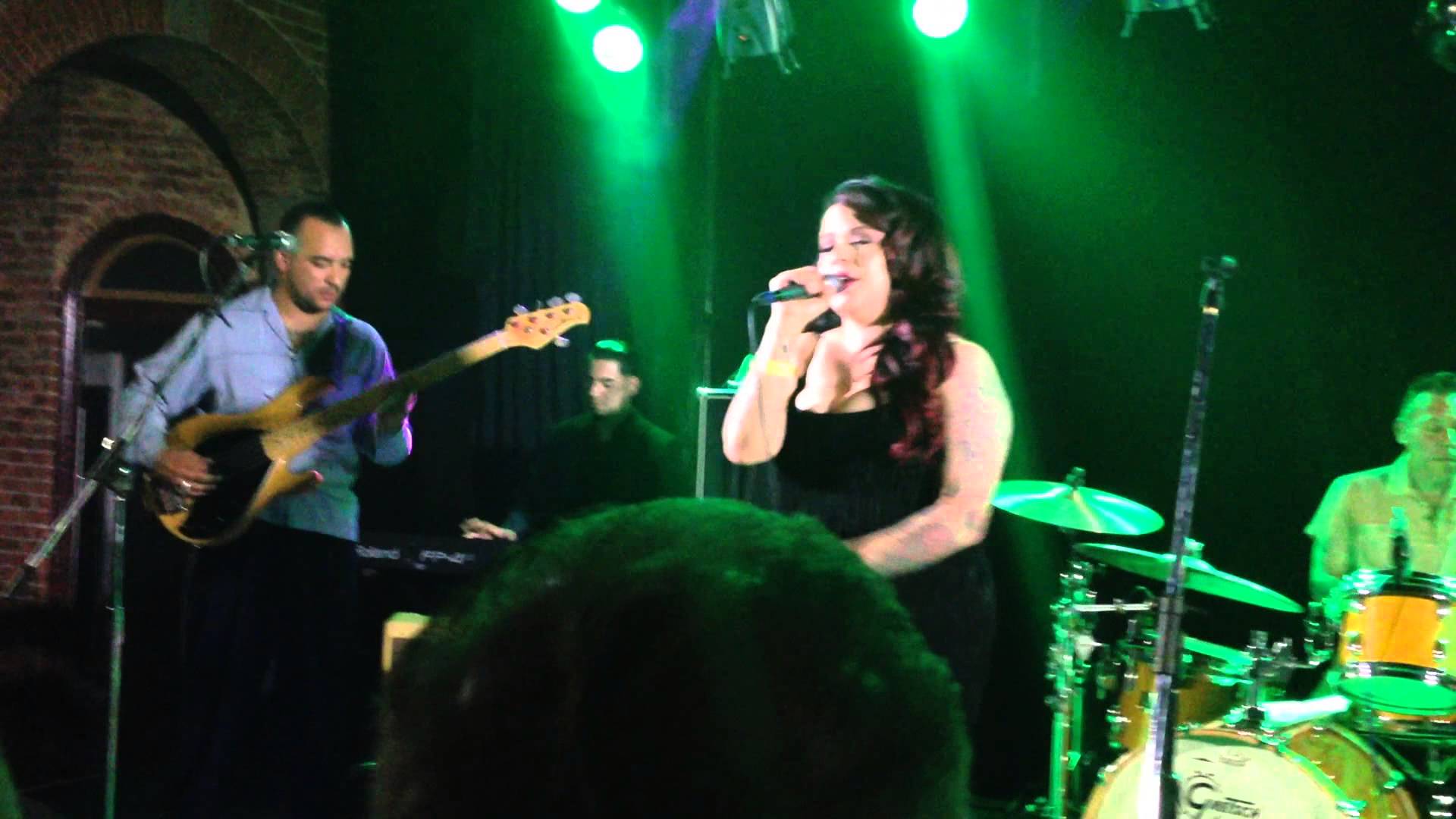 Gizelle im a good woman live at the ballarat beat 2014
